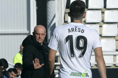 El técnico madrileño da instrucciones a Areso en el partido del sábado en El Plantío. TOMÁS ALONSO