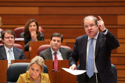 El presidente de la Junta de Castilla y León, Juan Vicente Herrera (D), durante su intervención en el pleno de las Cortes de Castilla y León-Ical