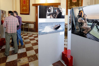 Dos hombres contenplan las imágenes que componen la exposición abierta en el Palacio de Capitanía.-ISRAEL L. MURILLO