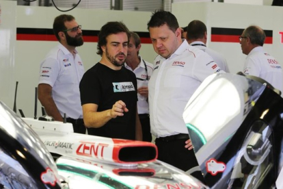 Fernando Alonso conversa con ingenieros de Toyota, en Barain.