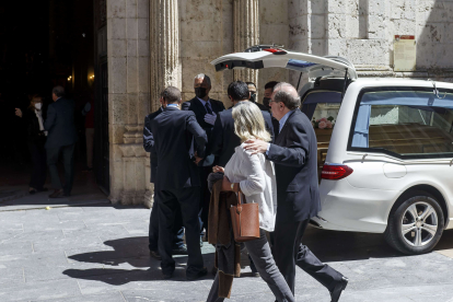 El expresidente de la Junta, Juan Vicente Herrera, entra en la iglesia acompañado de su pareja. FOTOS: © ECB / SANTI OTERO
