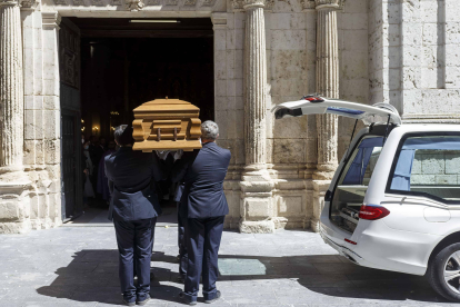 Los empleados de la funeraria introducen el féretro en la iglesia de San Lorenzo para comenzar el funeral. FOTOS: © ECB / SANTI OTERO