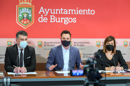El vicealcalde, Vicente Marañón, el alcalde,Daniel de la Rosa, y la portavoz socialista, Nuria Barrio, durante la rueda de prensa de balance de 2021. TOMÁS ALONSO