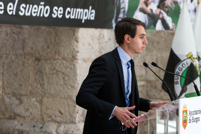 Franco Caselli, durante su intervención en la recepción del Ayuntamiento previa a la disputa del play off. TOMÁS ALONSO