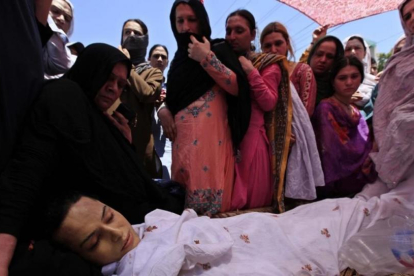Varias personas transgénero, ante el cadáver de la activista Alesha.-EFE / ARSHAD ARBAB