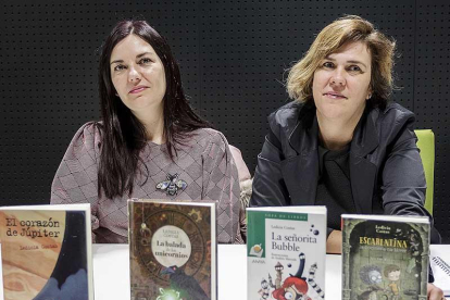 Ledicia Costas (i.) charló de sus libros en la Biblioteca Pública acompañada por Montse Reverte.-Santi Otero