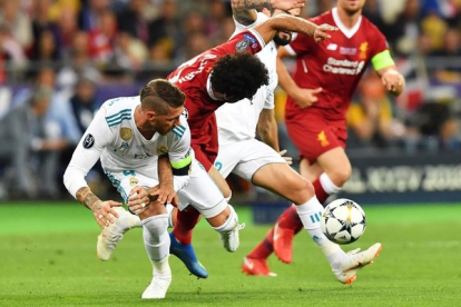 Sergio Ramos agarra por el brazo a Mohamed Salah y acaba tirándolo sobre el cesped de Kiev.