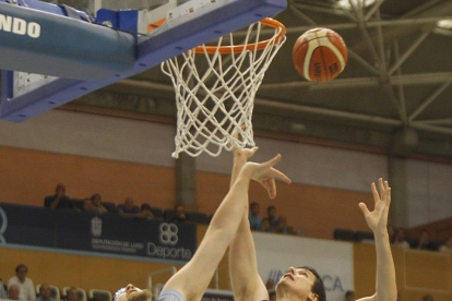 Huskic salta a por un rebote con Stainbrook.-EL PROGRESO