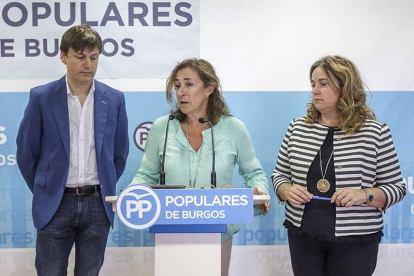 Los senadores burgaleses Arturo Pascual, Begoña Contreras y Cristina Ayala, ayer, en rueda de prensa.-SANTI OTERO