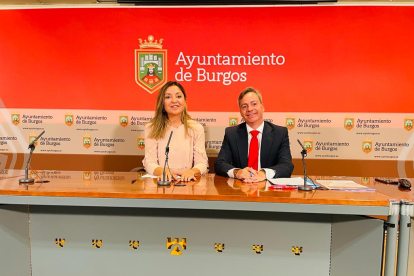 Carolina Blasco y César Barriada en una rueda de prensa en el Ayuntamiento de Burgos.
