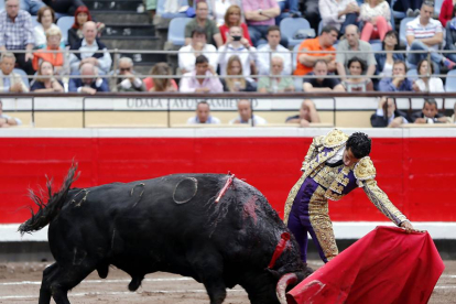 Morenito de Aranda frente a uno de los toros que lidió ayer en la Feria de Bilbao.-APLAUSOS