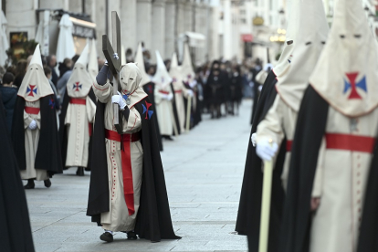 Desfile de cofrades en dirección a la Catedral. S. OTERO