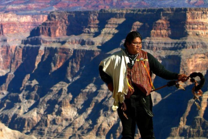 Indio en el parque del Gran Cañón del Colorado desde el acantilado oeste.-JAVIER JUBIERRE