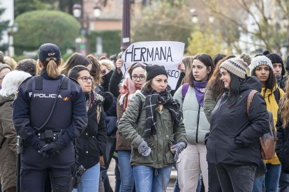 Concentración feminista de apoyo a la menor, ayer, durante la vista celebrada en la Audiencia Provincial de Burgos.-SANTI OTERO