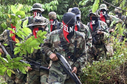 Una columna de guerrilleros del ELN en la selva de Antioquia en una fotografía del 2004-ALBERTO LOPERA (ELN)