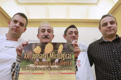 Ramiro Ibáñez, alcalde de Canicosa, junto a los chefs participantes.-RAÚL G. OCHOA