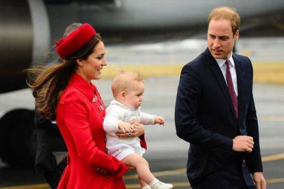 Los duques de Cambridge, con su primer hijo, el príncipe Jorge, el pasado abril en Nueva Zelanda.-Foto:   AFP / MARK TANTRUM