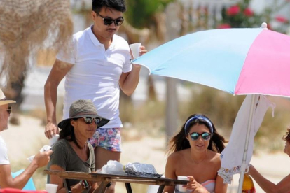 Paz Padilla, con sombrero, de pícnic en las playas de Cádiz-GTRES