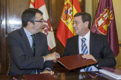 Javier Guillén y César Rico firmaron ayer el convenio de patrocinio para la Vuelta a España-Santi Otero