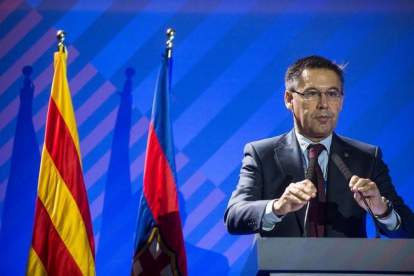 Bartomeu se dirige a los compromisarios en la asamblea del Barça en el Palau Blaugrana-JORDI COTRINA