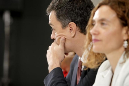 El líder del PSOE, Pedro Sánchez, junto a Meritxell Batet, del PSC, en un  reciente  acto electoral.-JOSÉ LUIS ROCA