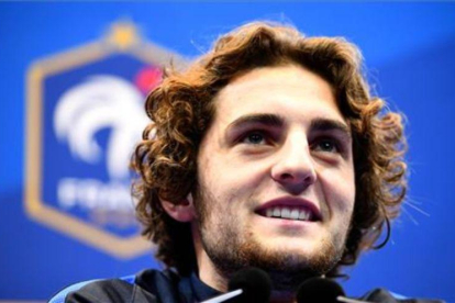 El jugador del PSG Adrien Rabiot en una rueda de prensa de la selección francesa de fútbol.-AFP