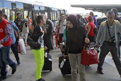 Un grupo de 31 refugiados sirios e iraquís llega al aeropuerto Adolfo Suarez de Madrid.-EFE / JOSÉ MARÍA CUADRADO JIMÉNEZ