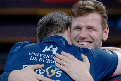 Cazacu se abraza al técnico, FranBerzosa, tras una victoria.-ECB