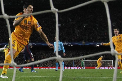 Luis Suárez celebra el segundo gol de su cuenta y del Barça en la victoria sobre el Atlético en la ida de los cuartos de final.-EMILIO MORENATTI