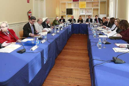 Mar Sancho y Gonzalo Santonja presidieron ayer la reunión del patronato del Instituto de la Lengua en el Palacio de la Isla.-Raúl Ochoa