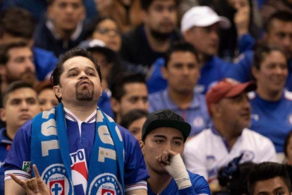 La desazón de los aficionados del Cruz Azul.-EL PERIÓDICO