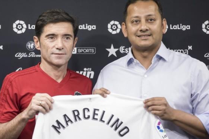 Marcelino posa con el presidente Anil Murthy tras renovar en julio de 2018 su contrato con el Valencia.-MIGUEL LORENZO