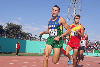 Altobeli Santos por delante de Dani Arce y Yuri Labra en la carrera de los 3.000 obstáculos del Campeonato Iberoamericano.-