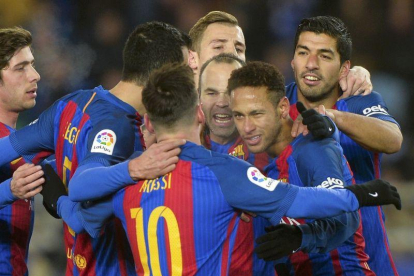 Los jugadores del Barça hicieron piña este lunes cenando para celebrar el cumpleaños de Luis Suárez.-REUTERS / VINCENT WEST
