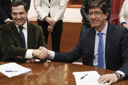 Juanma Moreno, del PP (izquierda), futuro presidente de la Junta de Andalucía y Juan Marín (Ciudadanos), próximo vicepresidente, este miércoles.-EFE/ JOSÉ MANUEL VIDAL