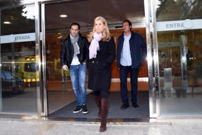 Arantxa Sánchez Vicario y su marido, Josep Santacana (izquierda), salen del tanatorio de Les Corts en Barcelona tras la trifulca con su familia, la tarde de este viernes.-GTRES / KBCN