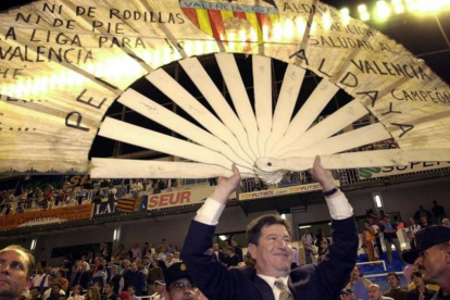 Ortí, con el típico abanico de Aldaia, su pueblo, con el que celebraba los triunfos, como el título de Liga del 2002, conquistado en Málaga.-EFE