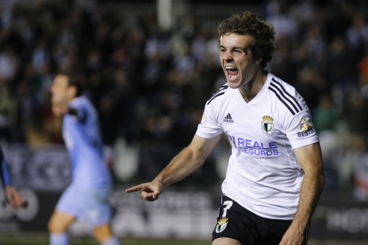 Artola celebra un gol en el partido entre el Burgos CF y el Ibiza. SANTI OTERO