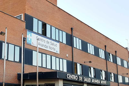 Entrada principal del Centro de Salud Norte de Aranda de Duero, que atiende a 3.000 niños en Pediatría.-L.V.