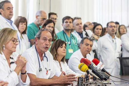 El oncólogo Carlos García Girón, segundo por la izquierda. SANTI OTERO