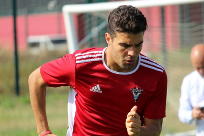 Alexander González, durante su primer entrenamiento con el Mirandés, ayer.-TWITTER / @CDMIRANDES