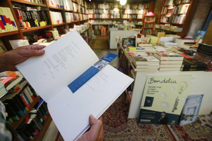 Tino Barriuso es el último vate que se ha sumado a esta iniciativa de las librerías burgalesas.-Raúl Ochoa