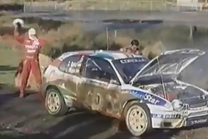Sainz y Moya, junto al Toyota averiado, a escasos 500 metros de la meta.-YOUTUBE