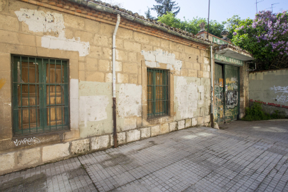 Imagen del edificio abandonado de Lejías El Cid. SANTI OTERO