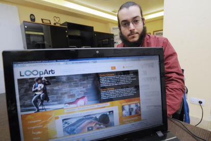 Gaspar Álvarez posa con el diseño de Loopart, que estaría disponible para ordenador, dispositivos móviles y tablets.-ISRAEL L. MURILLO