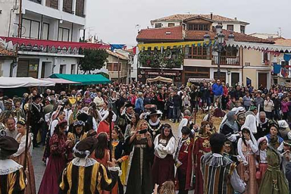 El Gran Desfile Imperial fue todo un «éxito» a nivel de público. De hecho, estaba «todo el pueblo en la calle»junto a vecinos de Aguilar de Campoo y diferentes puntos de Cantabria.-ECB