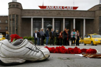 Un par de zapatillas y flores, en el lugar del cruel atentado vivido en Ankara, el pasado sábado.-REUTERS / UMIT BEKTAS