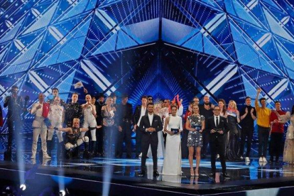 Los anfitriones israelís del Festival de Eurovisión, en primer término y de izquierda a derecha, Assi Azar, Lucy Ayoub, Bar Refaeli y Erez Tal. Tras ellos, los diez países clasificados de este martes por la noche, en el Pabellón 2 de la Expo de Tel-Aviv.-AFP / JACKI GUEZ