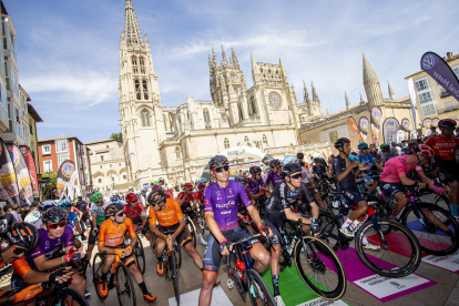 Los corredores aguardan la salida de la primera etapa de la Vuelta a Burgos de 2021 a los pies de la Catedral. SANTI OTERO