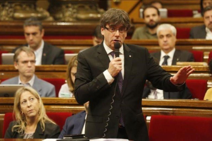 El president de la Generalitat, Carles Puigdemont, en el Parlament.-JULIO CARBO